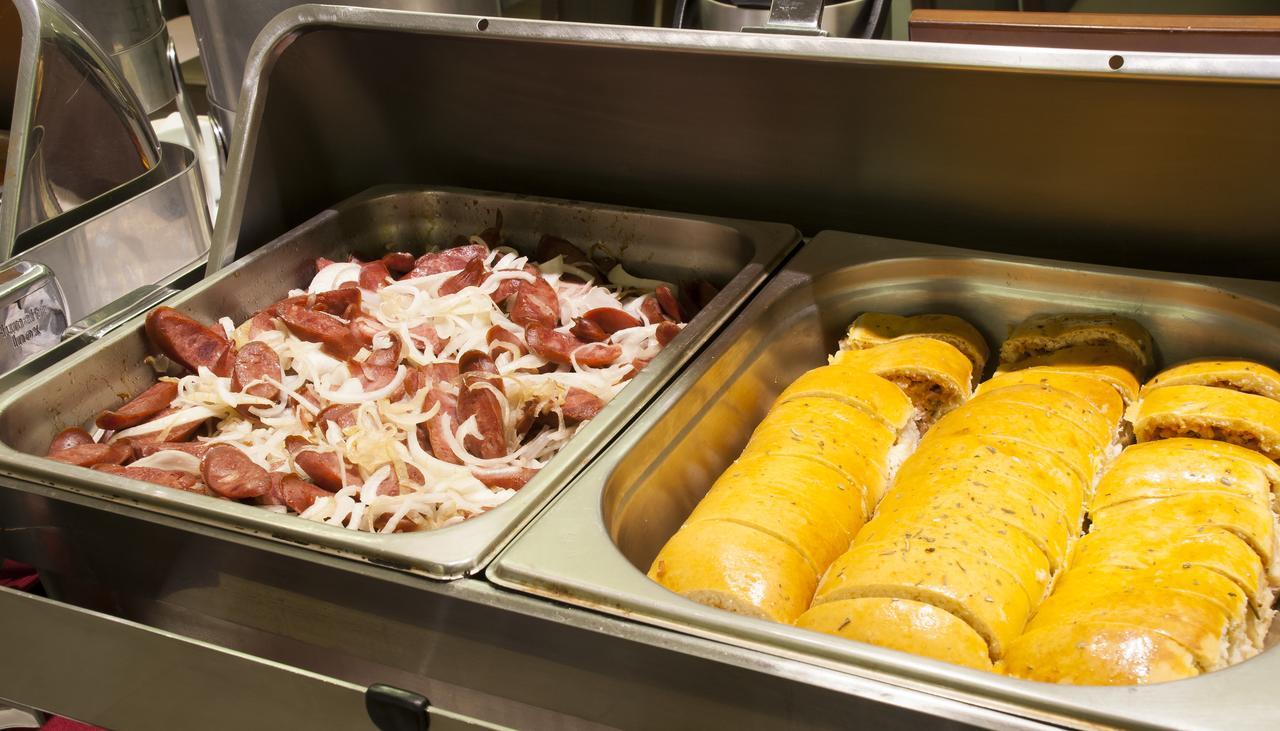 Hotel Atlantico Travel Copacabana Рио-де-Жанейро Экстерьер фото The sausage and bread are ready to be served.